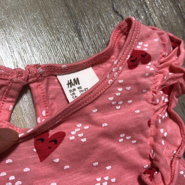 H&M(エイチアンドエム)のハート柄フリルワンピース　92サイズ キッズ/ベビー/マタニティのキッズ服女の子用(90cm~)(ワンピース)の商品写真