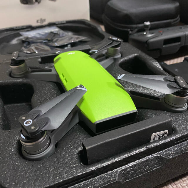 dji SPARK Fly More Combo Green エンタメ/ホビーのおもちゃ/ぬいぐるみ(ホビーラジコン)の商品写真