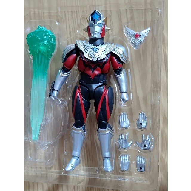 新品 フィギュアーツ ウルトラマンタイタス