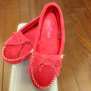 ミネトンカ(Minnetonka)の可愛いレッドミネトンカ👟(スリッポン/モカシン)