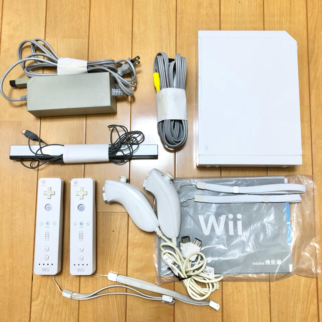 Wii(ウィー)の任天堂　wii 本体 エンタメ/ホビーのゲームソフト/ゲーム機本体(家庭用ゲーム機本体)の商品写真