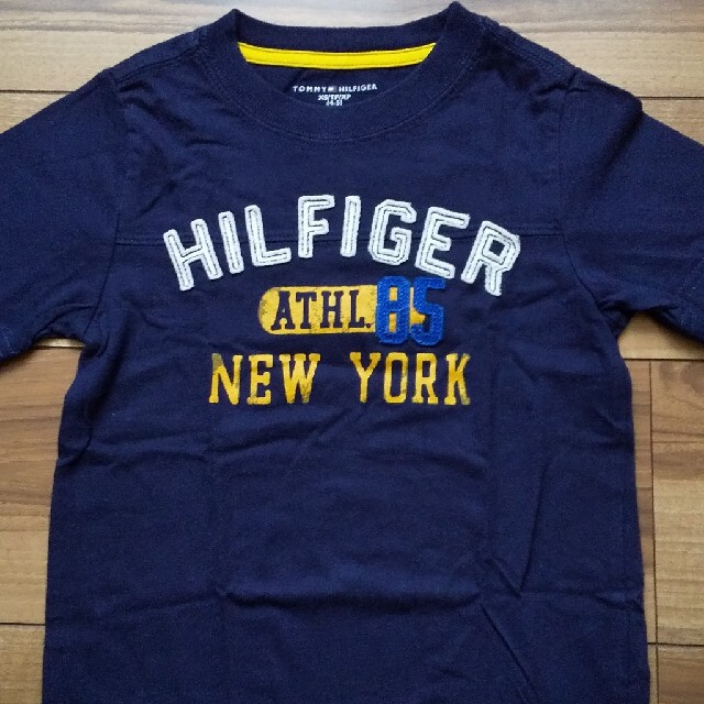 TOMMY HILFIGER(トミーヒルフィガー)のトミーヒルフィガー半袖Tシャツ（4‐5） キッズ/ベビー/マタニティのキッズ服男の子用(90cm~)(Tシャツ/カットソー)の商品写真