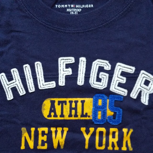TOMMY HILFIGER(トミーヒルフィガー)のトミーヒルフィガー半袖Tシャツ（4‐5） キッズ/ベビー/マタニティのキッズ服男の子用(90cm~)(Tシャツ/カットソー)の商品写真