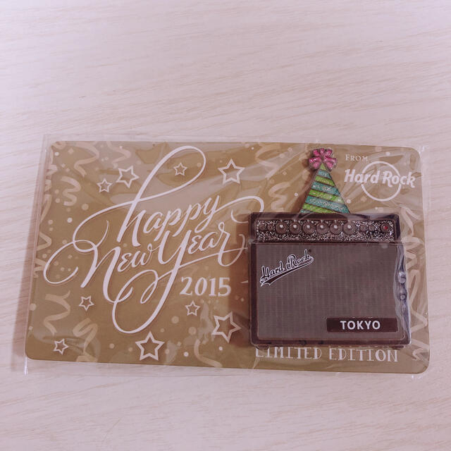  ハードロックカフェ　東京 2015新年　happy new year エンタメ/ホビーのアニメグッズ(バッジ/ピンバッジ)の商品写真