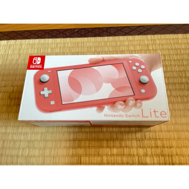 Nintendo Switch(ニンテンドースイッチ)の【新品】値下げ！ニンテンドーSwitch lite コーラル エンタメ/ホビーのゲームソフト/ゲーム機本体(携帯用ゲーム機本体)の商品写真