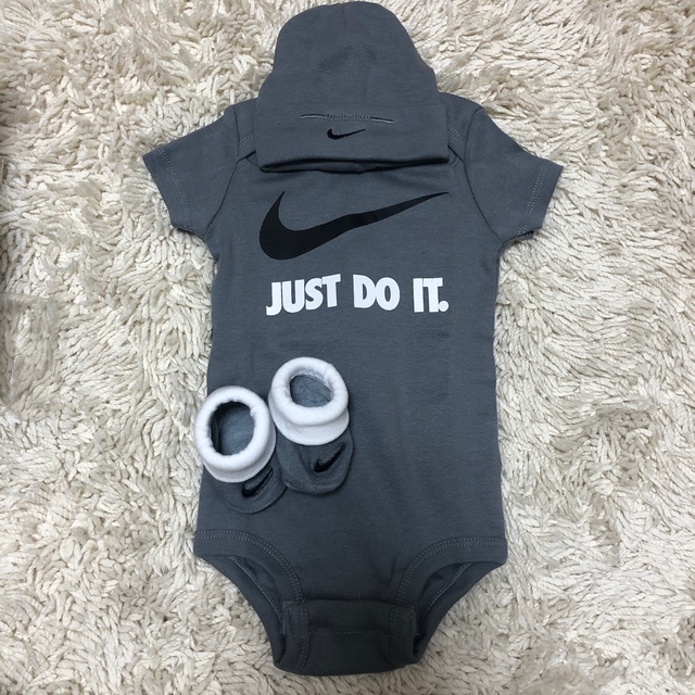 NIKE(ナイキ)のNIKE BABY ナイキ　ベビー　ロンパース　セット　グレー キッズ/ベビー/マタニティのベビー服(~85cm)(ロンパース)の商品写真