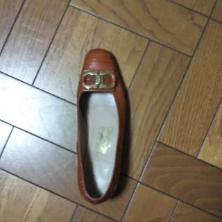 サルヴァトーレフェラガモ(Salvatore Ferragamo)の フェラガモ パンプス 明るめ 茶色 入学式 卒園式 高級感 23.5cm(ハイヒール/パンプス)