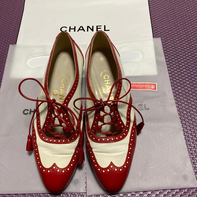 CHANEL(シャネル)のシャネル　　赤白コンビ　タッセル レディースの靴/シューズ(ローファー/革靴)の商品写真