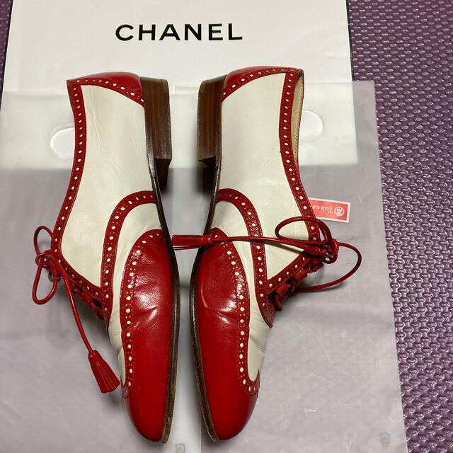 CHANEL(シャネル)のシャネル　　赤白コンビ　タッセル レディースの靴/シューズ(ローファー/革靴)の商品写真