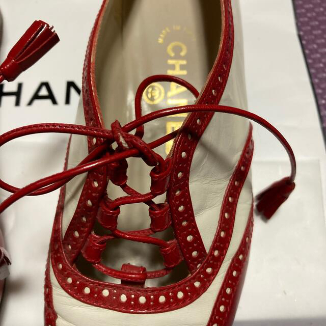 CHANEL(シャネル)のシャネル　　赤白コンビ　タッセル レディースの靴/シューズ(ローファー/革靴)の商品写真