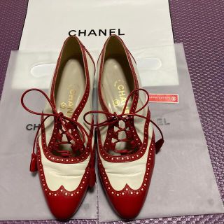 シャネル(CHANEL)のシャネル　　赤白コンビ　タッセル(ローファー/革靴)