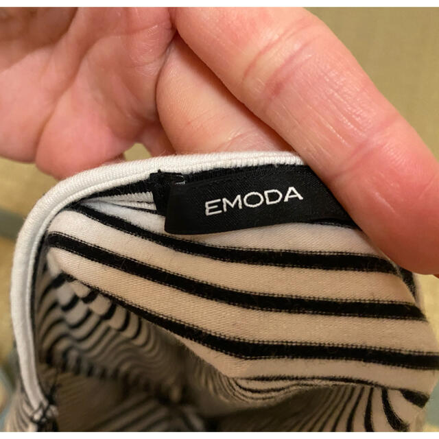 EMODA(エモダ)の【美品】EMODA クロップドボーダーロンT レディースのトップス(Tシャツ(長袖/七分))の商品写真
