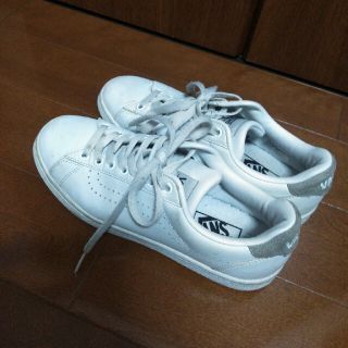 ヴァンズ(VANS)の【えみ様】VANS バンズ　スニーカー　白　グレー　24.5cm(スニーカー)