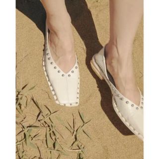 アメリヴィンテージ(Ameri VINTAGE)のameri vintage 新品STUDS WOOD HEEL BABOOSH (ローファー/革靴)