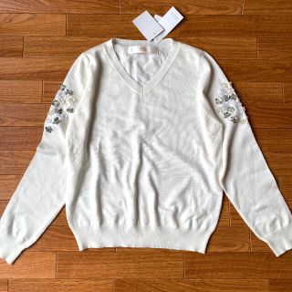 トッコ(tocco)の新品！トッコ！袖フラワービジュー刺繍Vネックニット！(ニット/セーター)