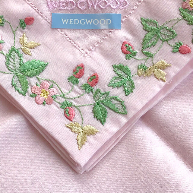 WEDGWOOD(ウェッジウッド)の【WEDGWOOD】刺繍　ワイルドストロベリー　中厚手　ハンカチーフ　ピンク レディースのファッション小物(ハンカチ)の商品写真