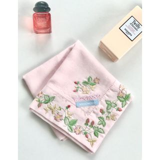 ウェッジウッド(WEDGWOOD)の【WEDGWOOD】刺繍　ワイルドストロベリー　中厚手　ハンカチーフ　ピンク(ハンカチ)