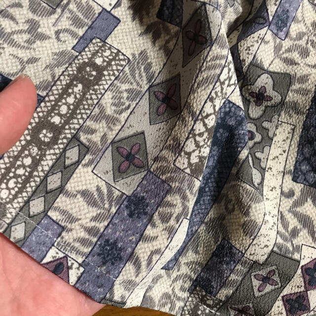 Lochie(ロキエ)のグレー 紫系 スカラップ襟 刺繍 七分袖 レトロブラウス レディースのトップス(シャツ/ブラウス(長袖/七分))の商品写真