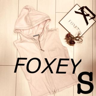 フォクシー(FOXEY)のFOXEY フォクシー　ベロアパーカー　S ノースリーブ　ピンク　スカートに合わ(パーカー)