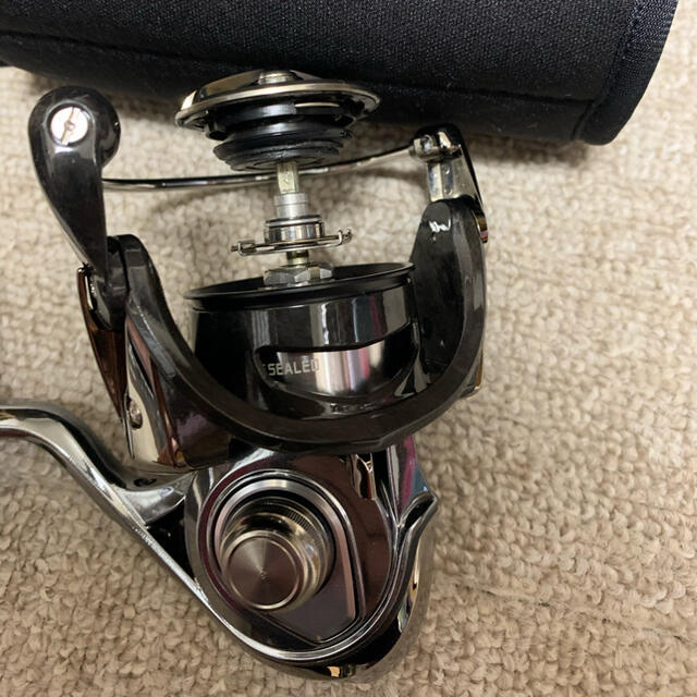 DAIWA(ダイワ)の美品　使用3回　ダイワ 18 イグジスト LT 3000-CH ボディ スポーツ/アウトドアのフィッシング(リール)の商品写真