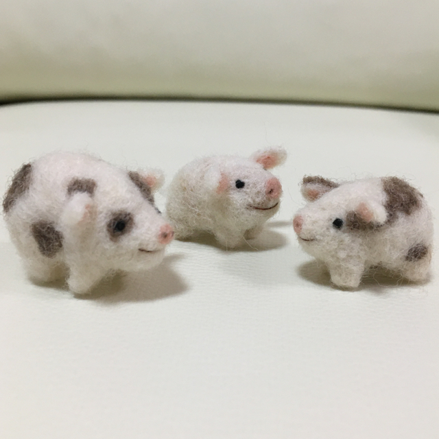 子ブタちゃん兄弟☆羊毛フェルト ブタさんブローチお値下げ価格!! 羊毛フェルトハンドメイド