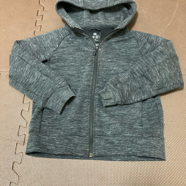 UNIQLO(ユニクロ)のユニクロ　パーカー　ブラック　130 キッズ/ベビー/マタニティのキッズ服男の子用(90cm~)(ジャケット/上着)の商品写真