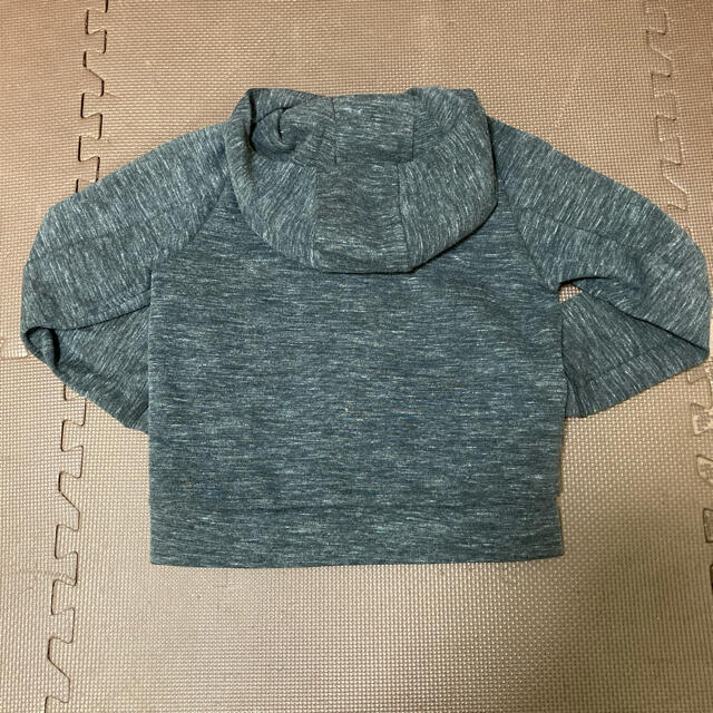 UNIQLO(ユニクロ)のユニクロ　パーカー　ブラック　130 キッズ/ベビー/マタニティのキッズ服男の子用(90cm~)(ジャケット/上着)の商品写真