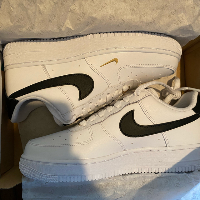 NIKE(ナイキ)のWMNS AIRFORCE 1 '07 ESS エアフォース エッセンシャル レディースの靴/シューズ(スニーカー)の商品写真