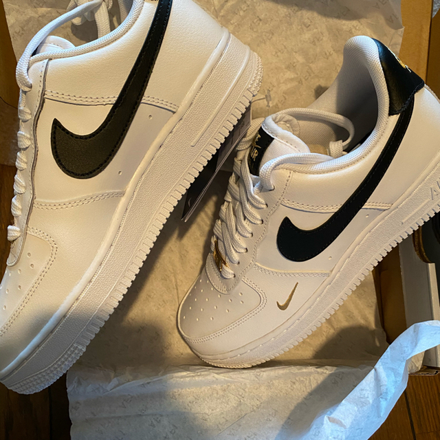 NIKE(ナイキ)のWMNS AIRFORCE 1 '07 ESS エアフォース エッセンシャル レディースの靴/シューズ(スニーカー)の商品写真