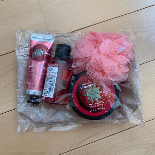 THE BODY SHOP(ザボディショップ)のザボディーショップ　ストロベリーセット コスメ/美容のボディケア(ボディクリーム)の商品写真