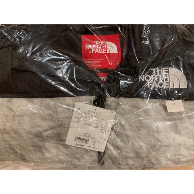 Supreme(シュプリーム)の【S】Supreme TNF Paper Print Nuptse Jacket メンズのジャケット/アウター(ダウンジャケット)の商品写真