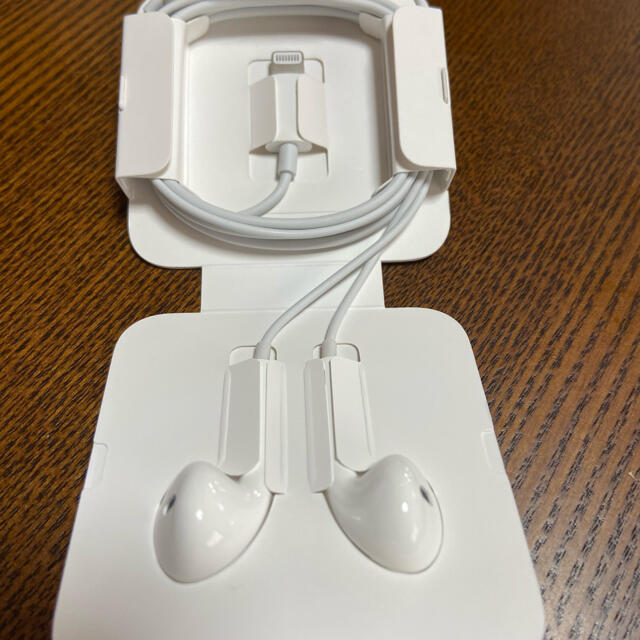 iPhone(アイフォーン)のApple純正イヤホン スマホ/家電/カメラのオーディオ機器(ヘッドフォン/イヤフォン)の商品写真