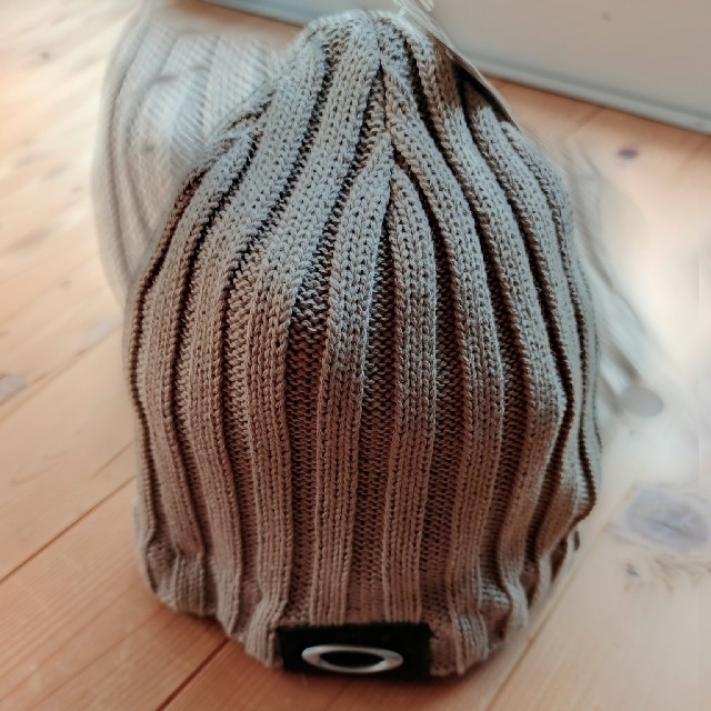 Oakley(オークリー)の新品未使用 OAKLEY BACKWARDS BEANIE ビーニー ニット帽 メンズの帽子(ニット帽/ビーニー)の商品写真