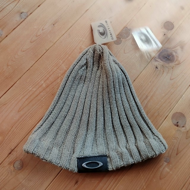 Oakley(オークリー)の新品未使用 OAKLEY BACKWARDS BEANIE ビーニー ニット帽 メンズの帽子(ニット帽/ビーニー)の商品写真