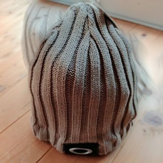 オークリー(Oakley)の新品未使用 OAKLEY BACKWARDS BEANIE ビーニー ニット帽(ニット帽/ビーニー)