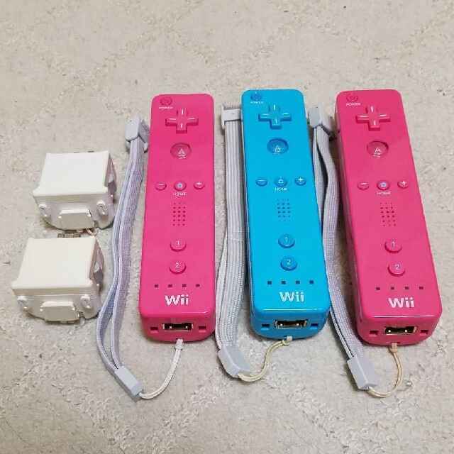 Wii(ウィー)のWiiリモコン 3つ　　モーションプラス ２つ エンタメ/ホビーのゲームソフト/ゲーム機本体(家庭用ゲーム機本体)の商品写真