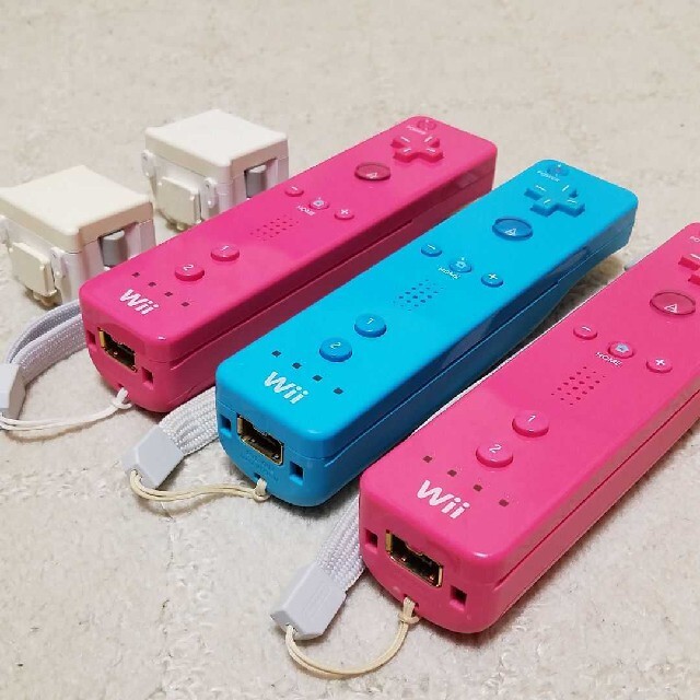 Wii(ウィー)のWiiリモコン 3つ　　モーションプラス ２つ エンタメ/ホビーのゲームソフト/ゲーム機本体(家庭用ゲーム機本体)の商品写真