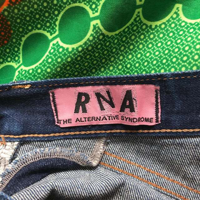 RNA(アールエヌエー)のRNA ハートデニム　パンツ　サムエルパンツ レディースのパンツ(デニム/ジーンズ)の商品写真