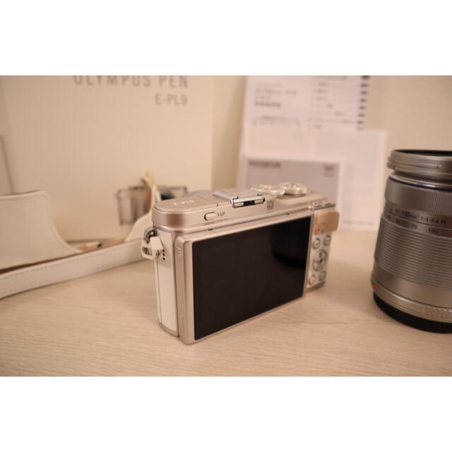 OLYMPUS(オリンパス)のOLYMPUS PEN E-PL9 EZ ダブルズームキット White スマホ/家電/カメラのカメラ(ミラーレス一眼)の商品写真