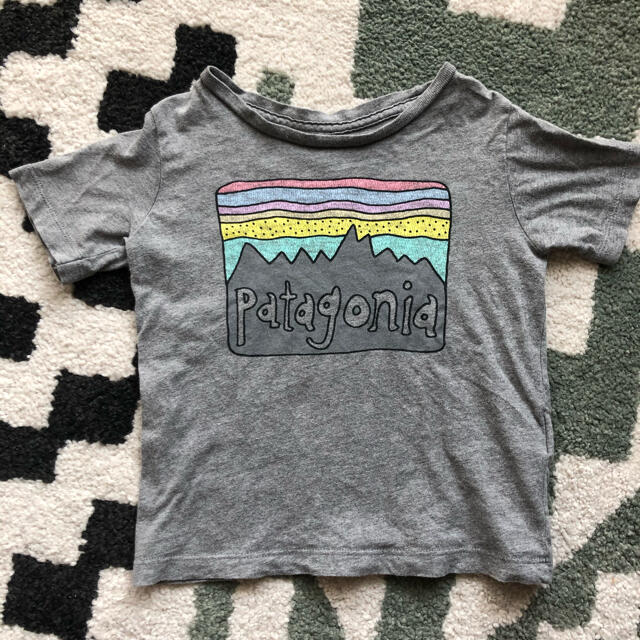 patagonia(パタゴニア)のパタゴニアTシャツ グレー ベビー キッズ キッズ/ベビー/マタニティのキッズ服男の子用(90cm~)(Tシャツ/カットソー)の商品写真