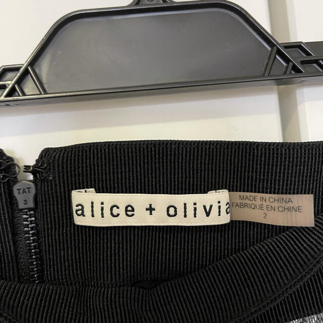 Alice+Olivia(アリスアンドオリビア)のAlice＋Olivia アリスアンドオリビア プリーツスカート　シルバー レディースのスカート(ひざ丈スカート)の商品写真