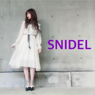 SNIDEL スタンドカラーフリルワンピース／リランドチュール ...