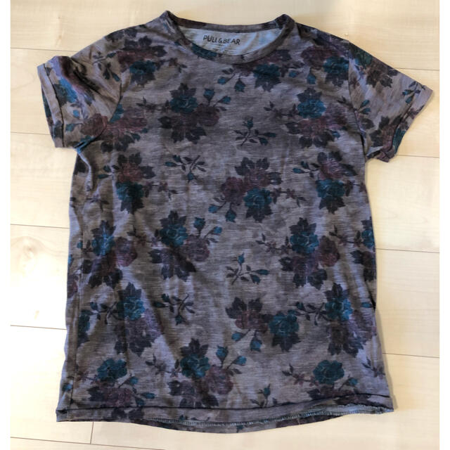 PULL&BEAR 花柄ダークパープル　メンズTシャツ メンズのトップス(Tシャツ/カットソー(半袖/袖なし))の商品写真
