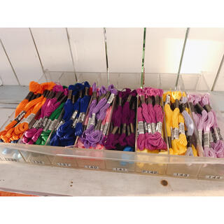 オリンパス(OLYMPUS)のオリンパス　刺繍糸　ケースごと　まとめて全部　カラー糸　20色　100本くらい(生地/糸)
