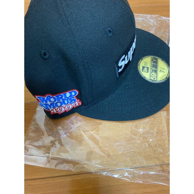 Supreme(シュプリーム)のsupreme world famous new era 黒 7 3/8 未使用 メンズの帽子(キャップ)の商品写真