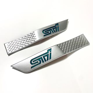 スバル(スバル)の【新品未使用】STI サイドガーニッシュ 車体のワンポイント装飾に【銀緑】(車外アクセサリ)