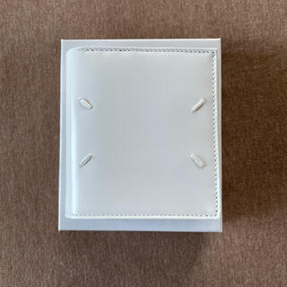 マルタンマルジェラ(Maison Martin Margiela)の白新品 メゾン マルジェラ カーフレザー 折り財布 ホワイト メンズ 財布(折り財布)