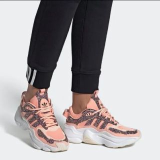 アディダス(adidas)のadidas MAGRUM RUNNER R グリッター23.5cm(スニーカー)