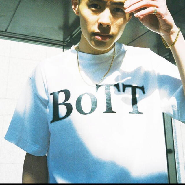 トップスbott blankmag tシャツ