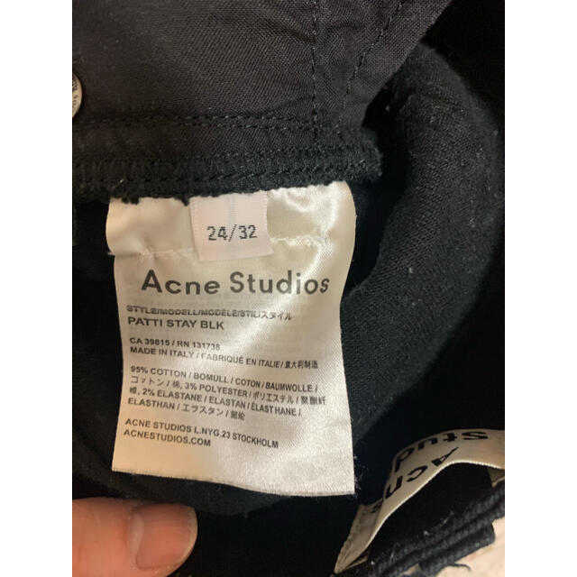 ACNE(アクネ)のAcne studios アクネ　スキニー　ブラック　黒　PATTI 24/32 レディースのパンツ(スキニーパンツ)の商品写真